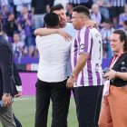 Pezzolano se abraza a Ronaldo y a un colaborador de éste tras conseguir el ascenso.