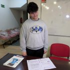 El portavoz del Sindicato de Estudiantes de Castilla y León, Víctor Martínez, muestra unas documentos adjuntados en la denuncia