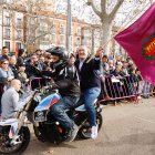Carnero sobre una moto de Pingüinos sin casco.
