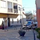 Agentes de la Guardia Civil hacen guardia frente a la vivienda de la víctima. E. M.