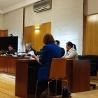 TSJ confima 4,5 años de cárcel a la administrativa que dejó un 'pico' de 158.000 euros en Villamarciel y Villavieja. En primer plano, de espaldas, una testigo y al fondo a su derecha la condenada.