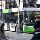 Un autobús de Auvasa a su paso por Fuente Dorada en una imagen de archivo.