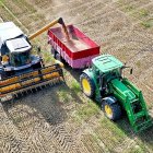 Una cosechadora deposita el grano en un remolque sobre un campo de cereal recién cortado.  PXB / CCO