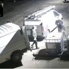 Las cámaras de seguridad de la empresa captan uno de los momentos del robo.