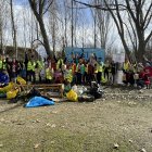 Voluntarios de Valladolid limpian el río Pisuerga.