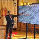 El concejal de Tráfico y Movilidad, Alberto Gutiérrez Alberca, durante la presentación del proyecto en el barrio de La Victoria.