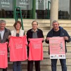 El alcalde de Arroyo de la Encomienda. Sarbelio Fernández, y el vicepresidente de la Asociación Española contra el Cáncer en Valladolid, Javier Arroyo, en la presentación de 'Arroyo en marcha contra el cáncer'