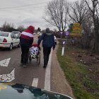 Un agente de la Guardia Civil acompañando al hombre tras ser localizado.