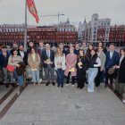 Foto de familia durante la presentación del Plan de Juventud.