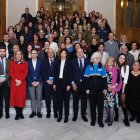Foto de familia de los presentes en el acto del 8-M en el Ayuntamiento de Valladolid