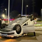 El vehículo volcado tras el accidente.