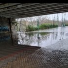 Cortado el tráfico en la calle Arzobispo José delicado por una balsa de agua bajo el puente Adolfo Suárez.
