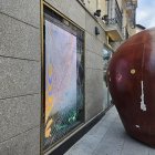 Escaparate de la joyería Tous dañado con la manzana de Blancanieves