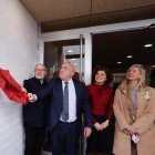 Carnero descubre la placa junto Alfredo González, Mayte Martínez e Irene Carvajal.