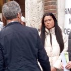 Inés López habla con los abogados a las puertas de los juzgados.