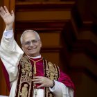 El nuevo Papa León XIV saluda a la Plaza de San Pedro.