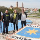 Luis Miguel Mangas, Óscar Gallego, trabajadores del Ayuntamiento, con Inma Martín, responsable de Turismo, y Carlos Mangas alcalde de Alaejos con las dos giraldas de Castilla al fondo.