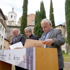 Jesús Julio Carnero, Luis Argüello y Gonzalo Santonja firman el protocolo para la reforma de la Catedral.