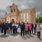 Varios vecinos posan delante de la iglesia de San Juan Bautista.