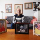 Miguel, con fotos de Yolanda, vallisoletana que recibió la eutanasia.