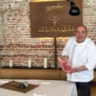 El propietario de El Capricho, José Gordón, luciendo una de sus piezas de carne de buey
