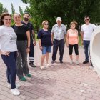 Eva, Silvia, Sergio, Espe, Tomás, Juani y el Alcalde Diego posan junto a la D que indica las rutas de Delibes.