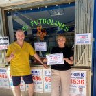 Los dueños de Lotería 'Los Futbolines', Juan Carlos y María Pilar Arribas Galindo, con el número premiado