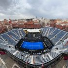 Vista de la pista de pádel completamente vacía.