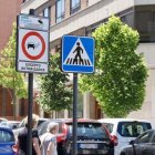 Un coche accede a una de las calles que se encuentra dentro de ZBE, en una imagen de archivo.