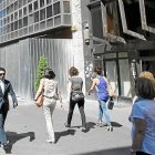 Transeúntes en la calle Santiago de Valladolid en una foto de archivo.