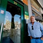 El presidente de la Federación, Fernando Álvarez, junto a un bloque de pisos turísticos en Valladolid