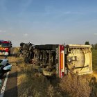 Accidente en Cabezón de Valderaduey donde el conductor del camión ha quedado atrapado en su interior.