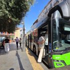 Un autobús de AUVASA en la parada de Fuente Dorada.