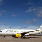 Llegada del primer vuelo de Vueling procedente de Barcelona al aeropuerto de Villanubla.