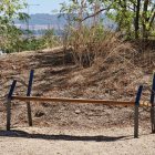 Bancos rotos en el parque El Tomillar