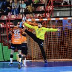 Juan Bar, en plena acción deteniendo un lanzamiento del Torrelavega.