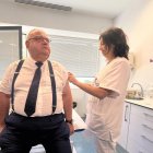 Elc onsejero en el momento de vacunarse de la gripe en Burgos.