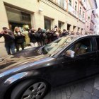 Protesta durante la salida de los juzgados del coche con el principal sospechoso del asesinato de Esther López en una foto de archivo.