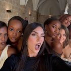 A la derecha, en la cuarta y sexta posición, las hijas de Barack Obama en la boda de la hija de Banderas