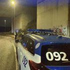La policía municipal en el lugar donde volcó el camión