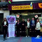 La concejala de Turismo, Blanca Jiménez; el alcalde, Jesús Julio Carnero y el director de Seminci, José Luis Cienfuegos, en uno de los locales de la zona del Calderón