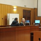 El acusado ocupa el banquillo junto a su letrada defensora.