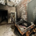 Sofá calcinado en un portal de Macías Picavea.