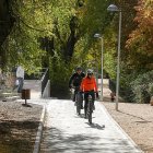 Ciclistas en el trazado del nuevo carril bici de Isabel la Católica.
