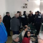 Instante en el que la Policía Nacional ha intervenido en la charla del PSOE en Delicias
