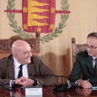El alcalde de Valladolid, Jesús Julio Carnero, junto a la organización del sorteo del Árbol de los Deseos en la revelación del ganador