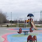 Columpios para los más pequeños en el Parque Policía Municipal de La Victoria.