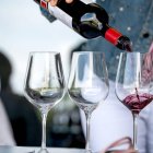 Un sumiller sirve vino en una cata organizada por el Consejo Regulador de la DO Ribera del Duero.