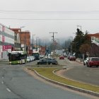 Varios vehículos pasando por la calle Daniel del Olmo de Valladolid.