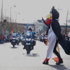 Desfile de Banderas tras llegar a la acera de Recoletos
